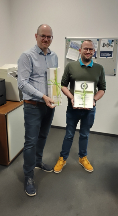 Foto Robert & Johannes bei Geschenkeübergabe